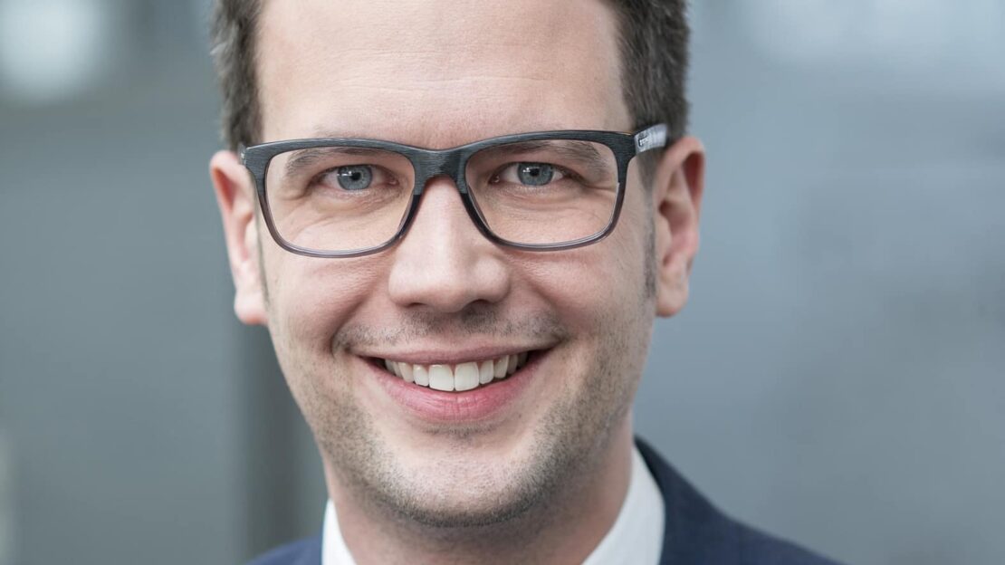 Florian Amberg ist derzeit als Global Head of Strategic Communications & Public Relations bei der Munich Re Group tätig.