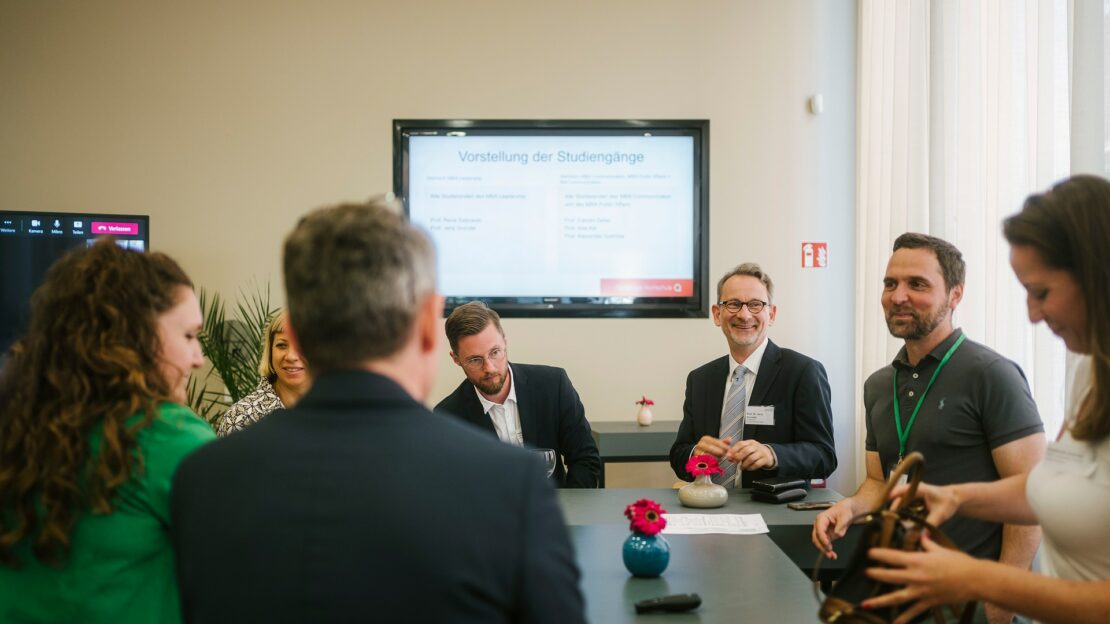Einige der neuen Studierenden mit Prof. Dr. Jens Grundei und Prof. Dr. René Sadowski in der Vorstellungsrunde zu den Studiengängen des MBA Leadership. (Foto: Alexander Rentsch)