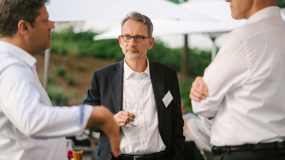 Prof. Dr. Christian Heinrich (links) im Gespräch mit Prof. Dr. Jens Grundei (mittig) und Beiratsmitglied Jörg Hurtz. (Foto: Alexander Rentsch)