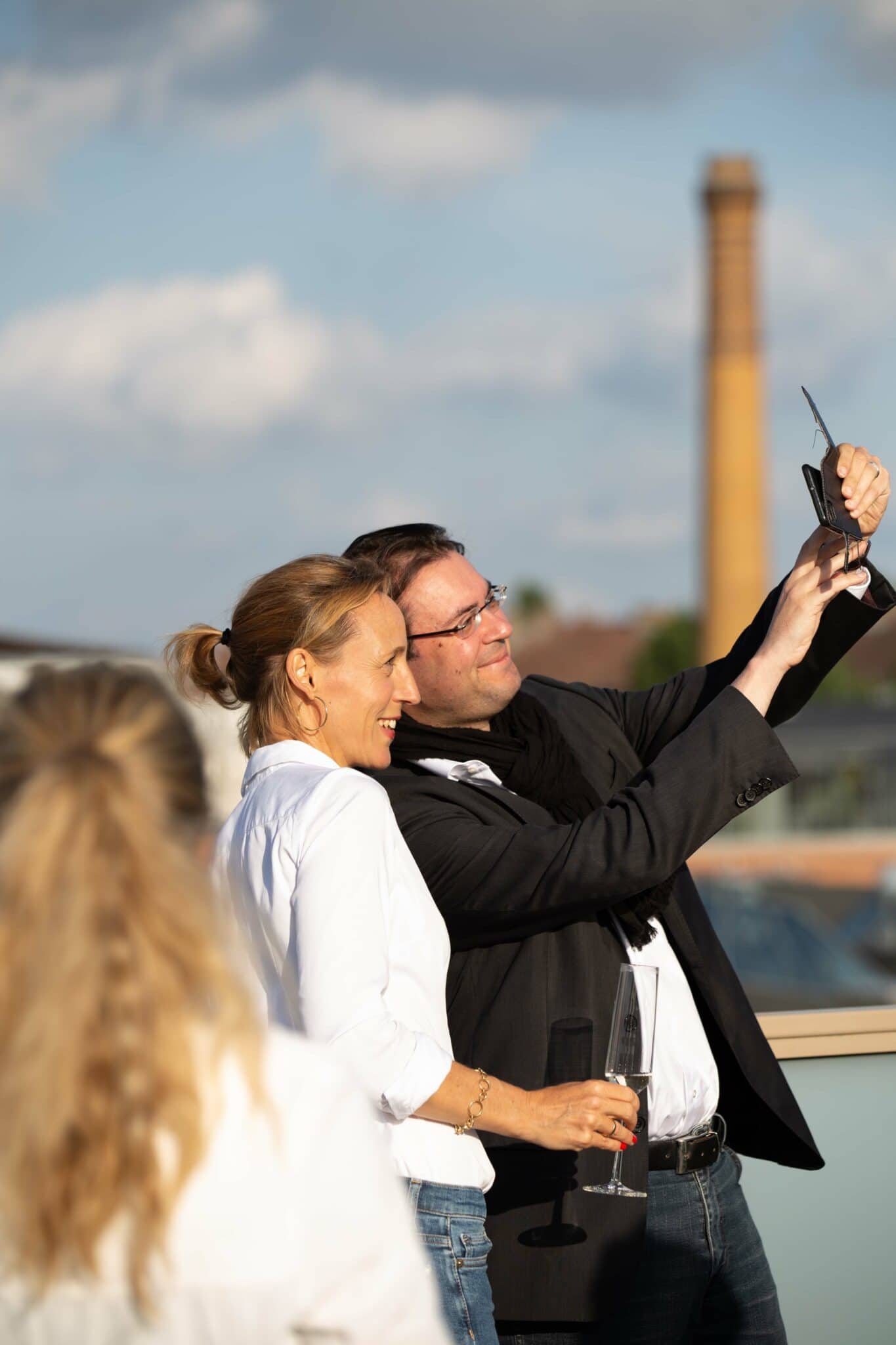 Hochschulpräsident Prof. Dr. René Seidenglanz beim Selfie mit Programmleiterin Kirsten Altenhoff. (Foto: Anelienne)