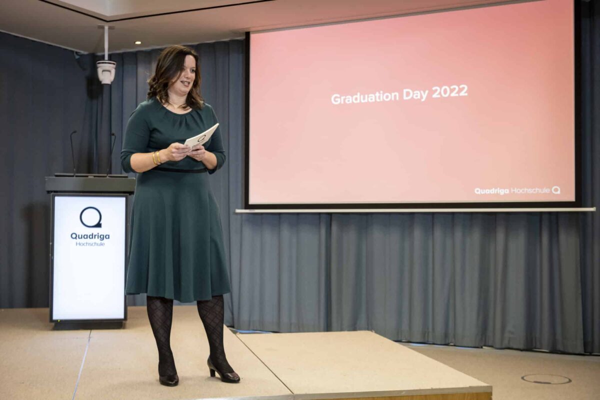 Prof. Dr. Carolin Zeller moderierte den Graduation Day 2022 an der Quadriga Hochschule. (Foto: Sebastian Höhn)