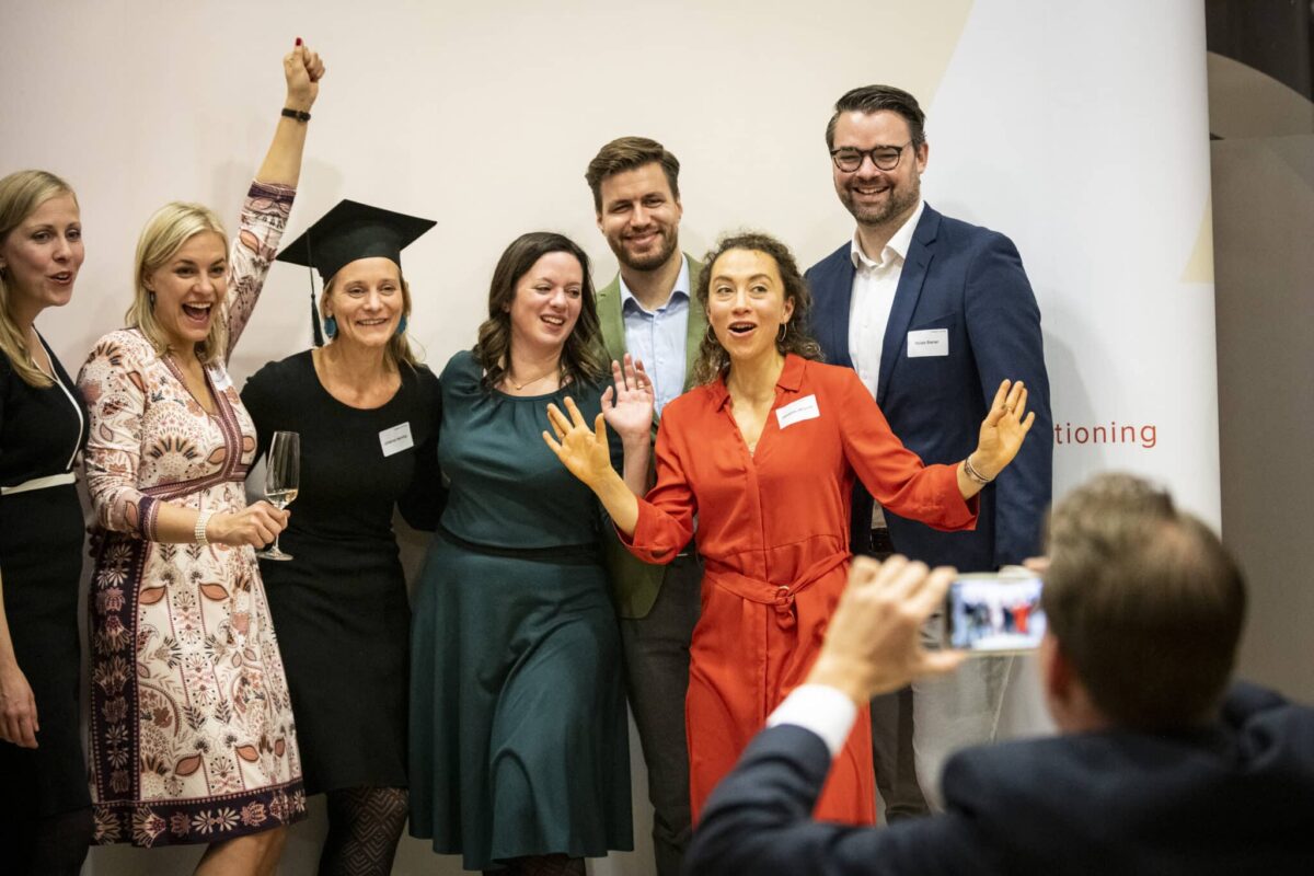 Alumni und frischgebackene Absolventinnen des MBA Public Affairs & Leadership feiern gemeinsam mit Studiengangsleiterin Carolin Zeller. (Foto: Sebastian Höhn)