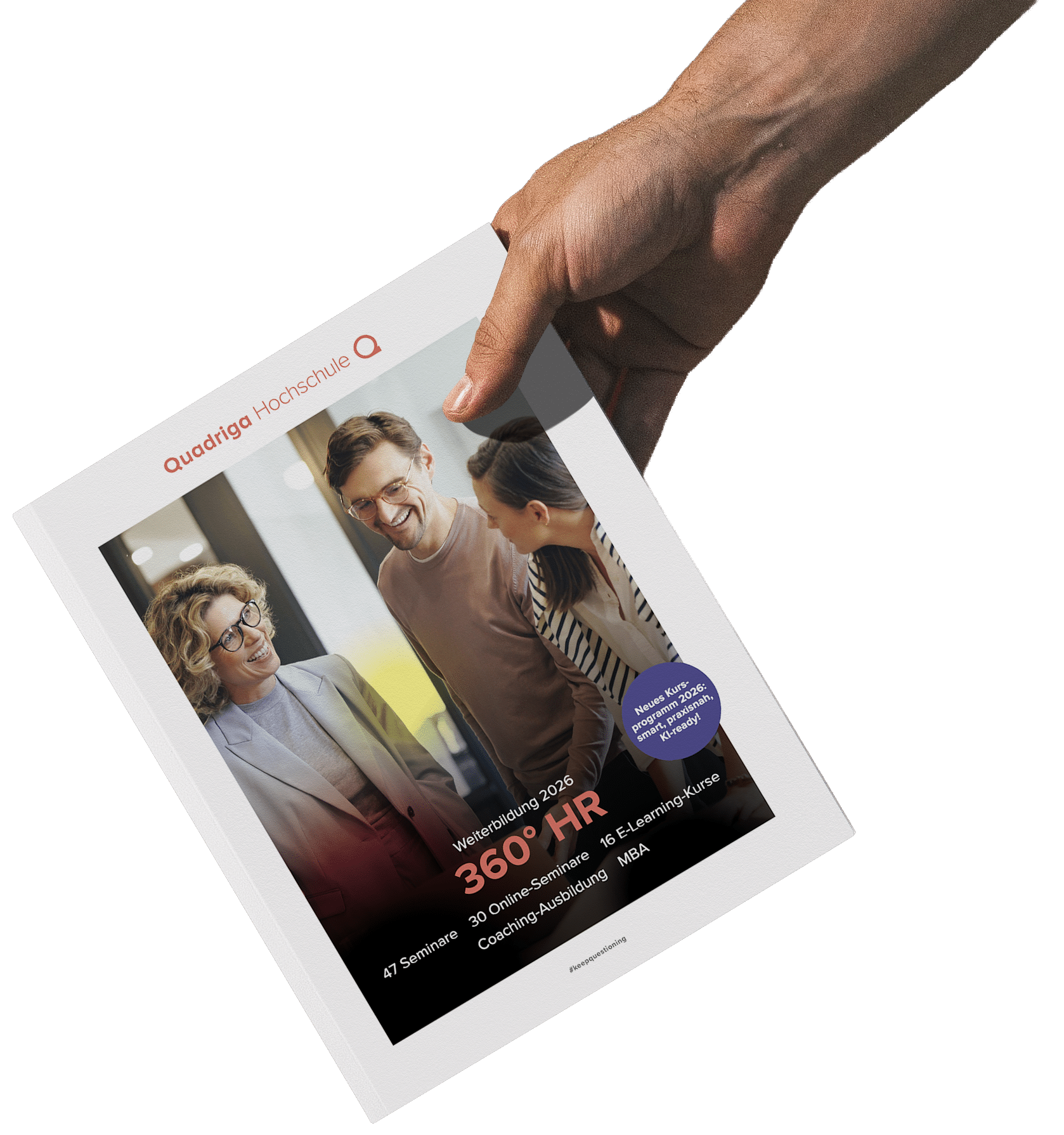 Mockup_Programm_HRQHS Hand hält ein Informationsblatt über das HR-Gesamtprogramm 2026 mit Bildern von lächelnden Personen.