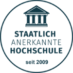 Logo der Quadriga Hochschule Berlin: "Staatlich anerkannte Hochschule seit 2009" mit Säulen und Rundrahmen.