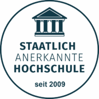 Logo der Quadriga Hochschule Berlin: "Staatlich anerkannte Hochschule seit 2009" mit Säulen und Rundrahmen.